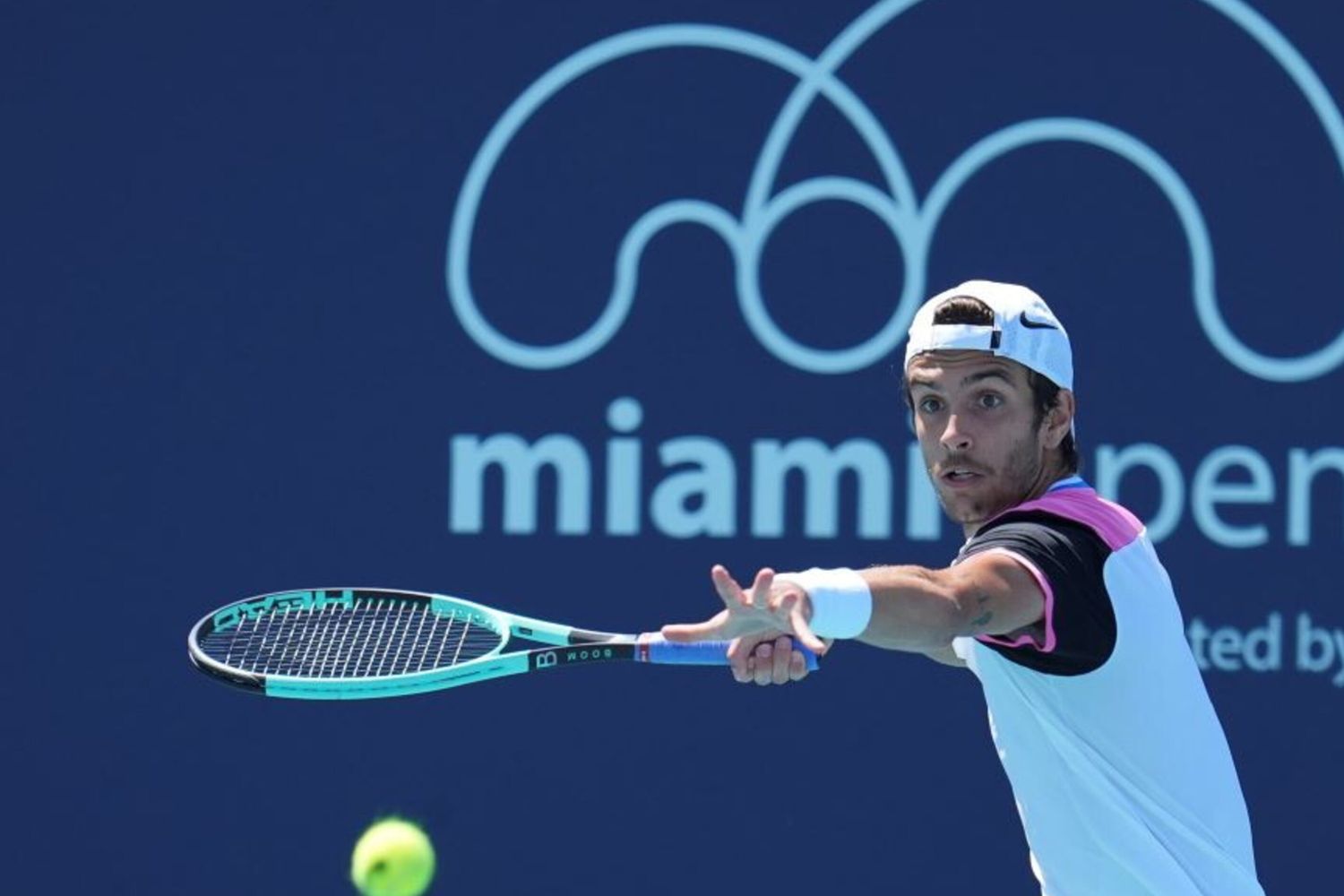 Lorenzo Musetti in azione al Miami Open