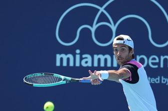 Lorenzo Musetti in azione al Miami Open