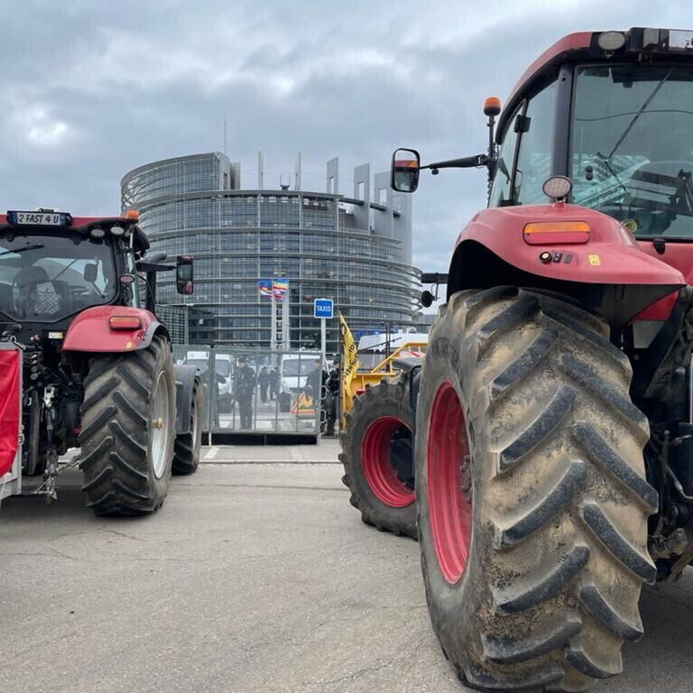 Corteo di trattori a Strasburgo davanti al Parlamento europeo