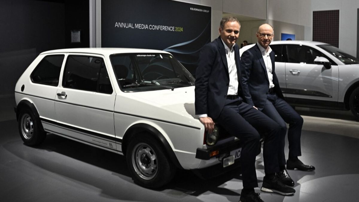 Oliver Blume, CEO di Volkswagen, e Arno Antlitz, CFO, posano davanti ad una Golf 1