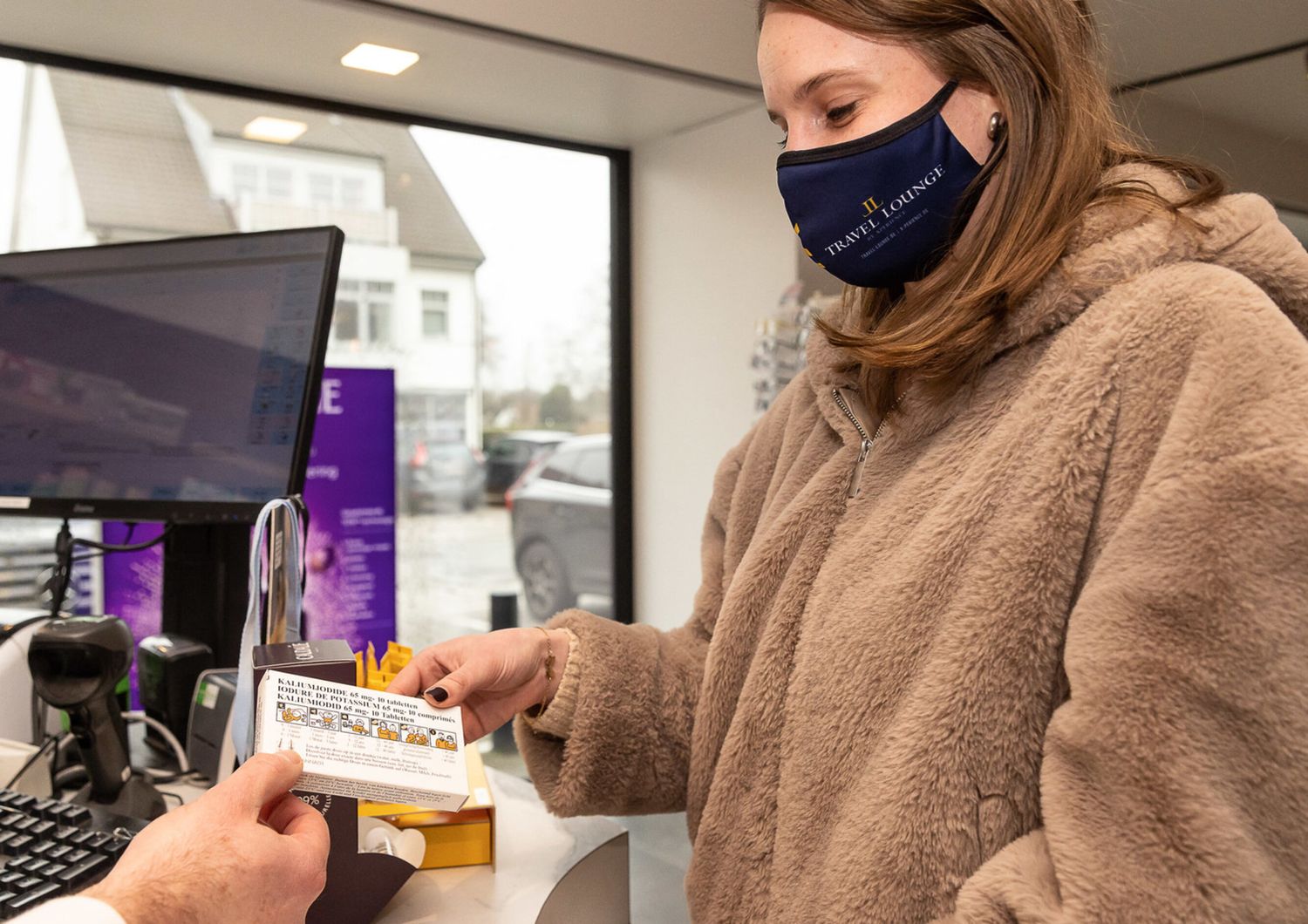 Una ragazza belga riceve una confezione di pillole di iodio in farmacia
