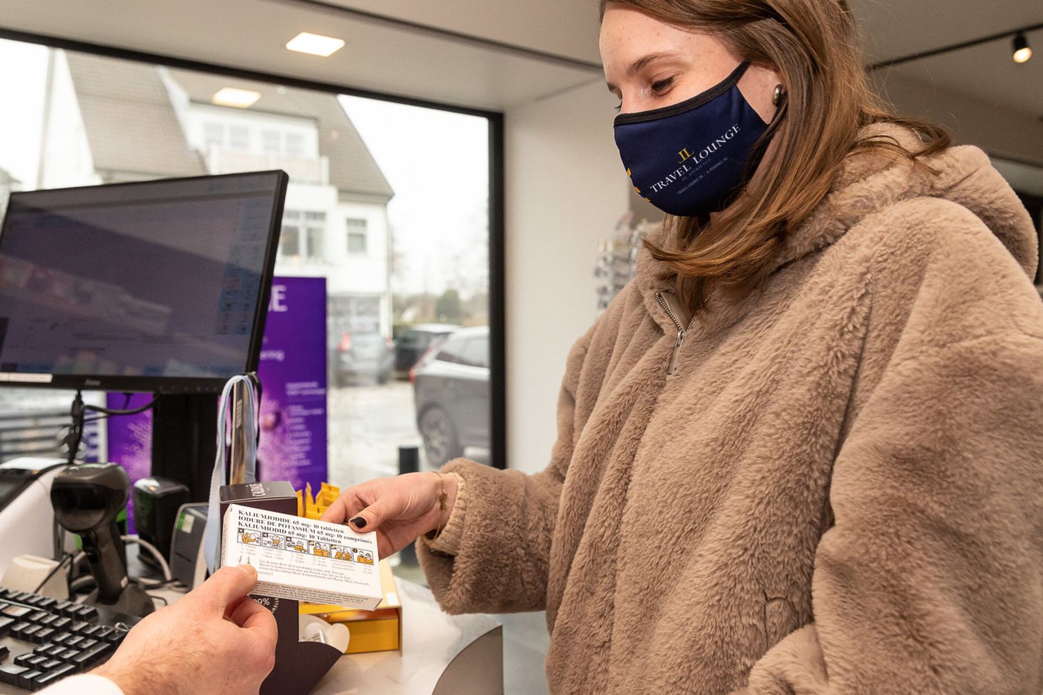 Una ragazza belga riceve una confezione di pillole di iodio in farmacia