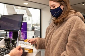 Una ragazza belga riceve una confezione di pillole di iodio in farmacia