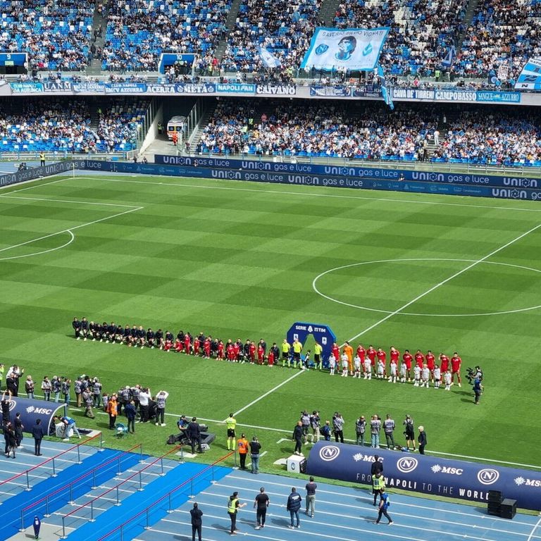 I giocatori del Napoli inginocchiati in solidarietà con Juan Jesus