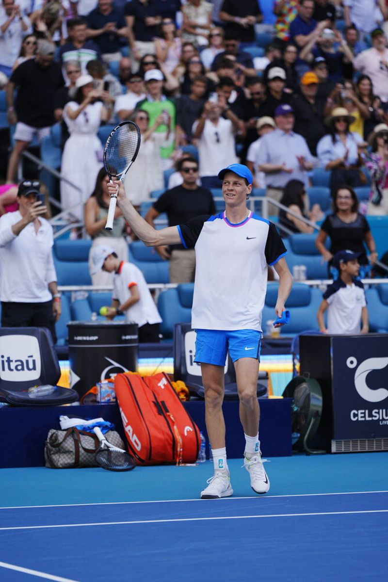 Jannik Sinner festeggia la conquista della finale