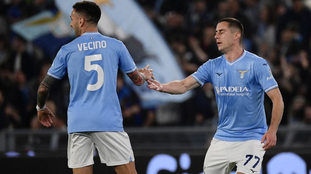 Marusic festeggia con Vecino il gol che ha deciso Lazio-Juventus