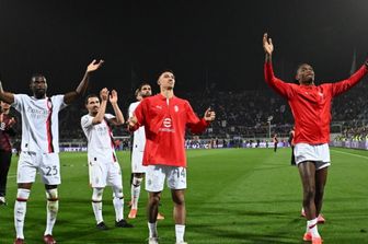 I giocatori del Milan salutano i propri tifosi dopo aver battuto la Fiorentina in casa 2-1