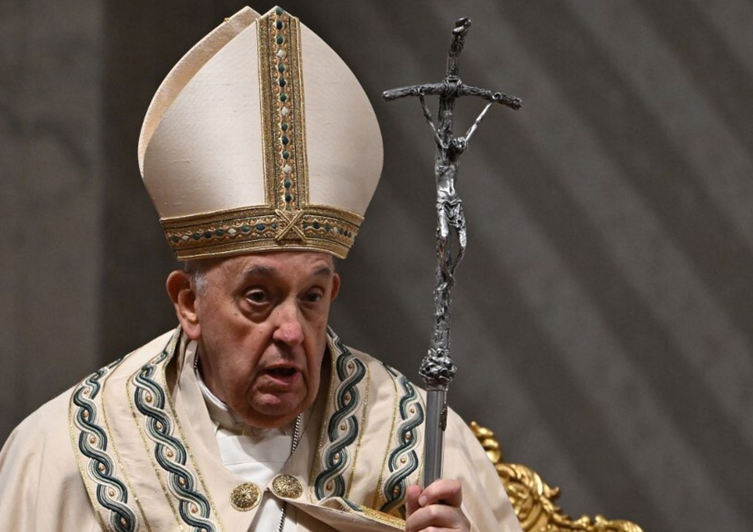 Papa Francesco presiede la veglia pasquale nell'ambito delle celebrazioni della Settimana Santa, nella Basilica di San Pietro in Vaticano