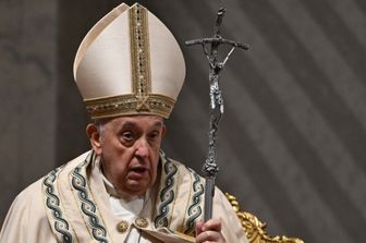 Papa Francesco presiede la veglia pasquale nell'ambito delle celebrazioni della Settimana Santa, nella Basilica di San Pietro in Vaticano