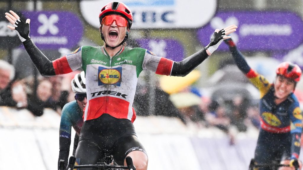 L'italiana Elisa Longo Borghini della Lidl-Trek festeggia mentre taglia il traguardo vincendo la gara femminile del Giro delle Fiandre