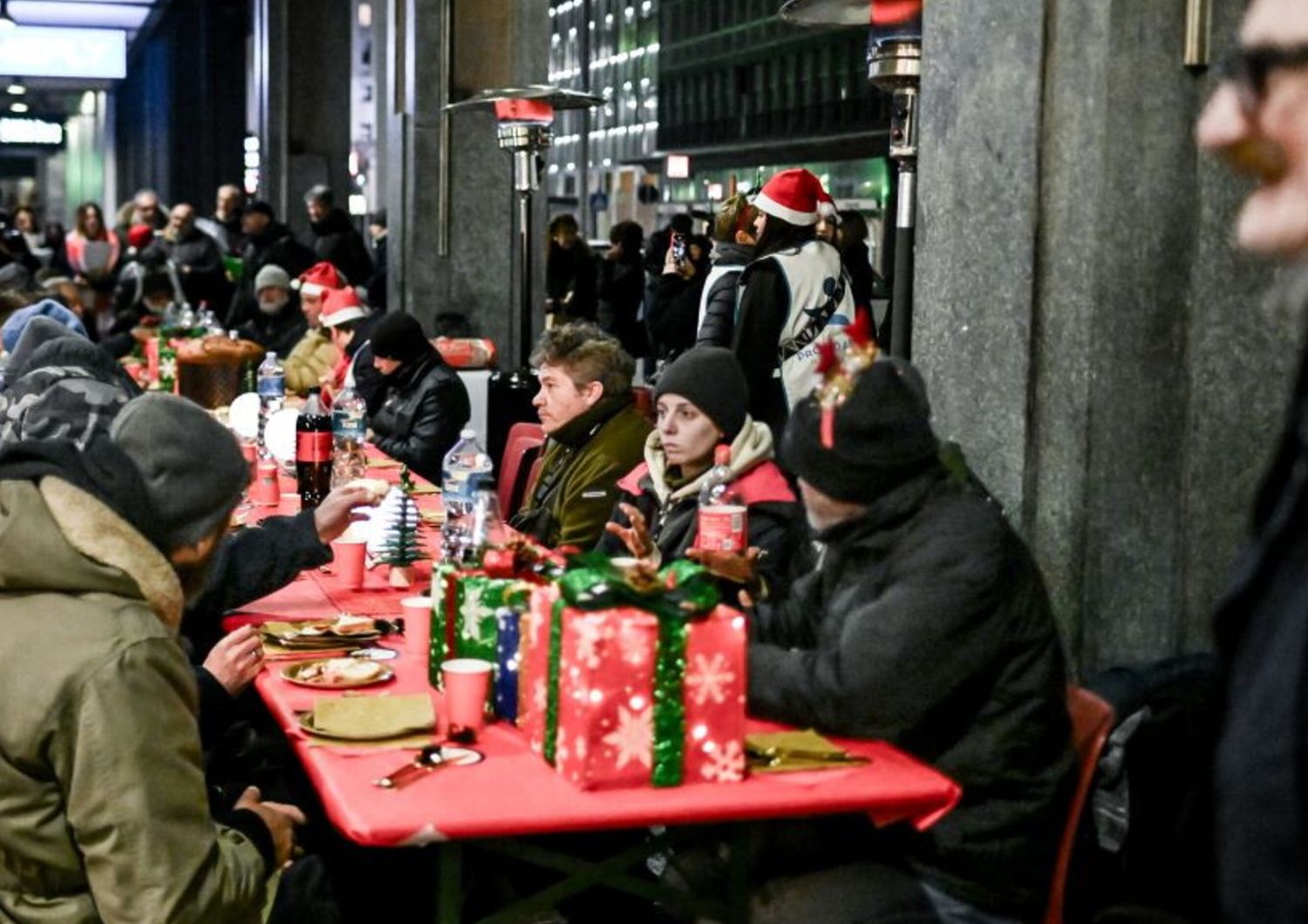 La cena natalizia per i clochard organizzata a Milano lo scorso 21 dicembre dalla fondazione Progetto Arca sotto i portici di Corso Europa