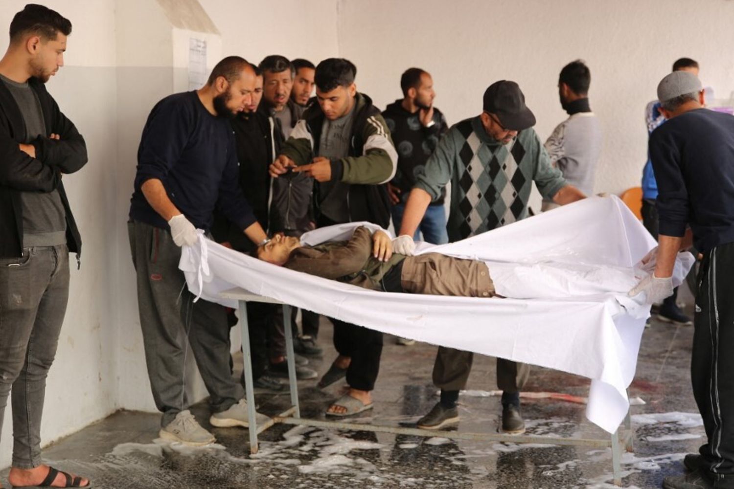 Palestinesi preparano il corpo di un uomo per la sepoltura all'ospedale Baptist, noto anche come ospedale arabo Al-Ahli, a Gaza City, il 31 marzo 2024