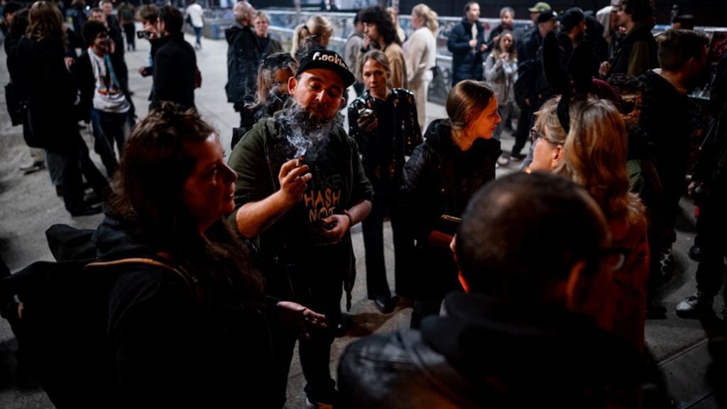 1 aprile 2024, Berlino: persone fumano spinelli in Warschauer Brücke a Berlino-Friedrichshain