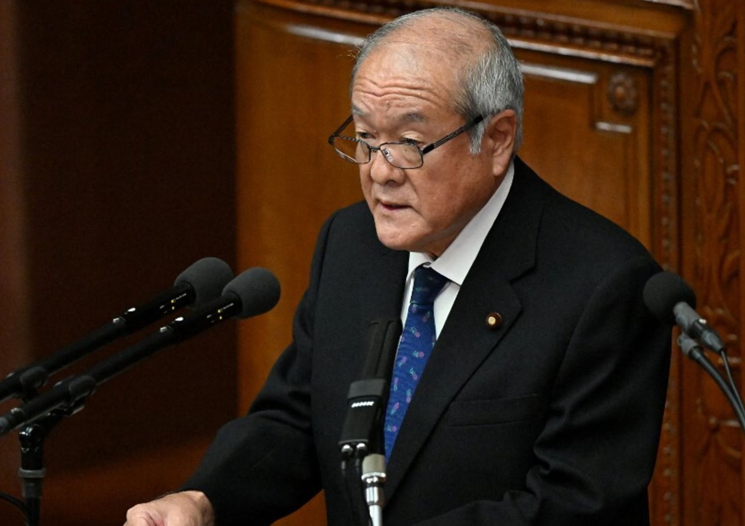 Il ministro delle Finanze giapponese Shunichi Suzuki