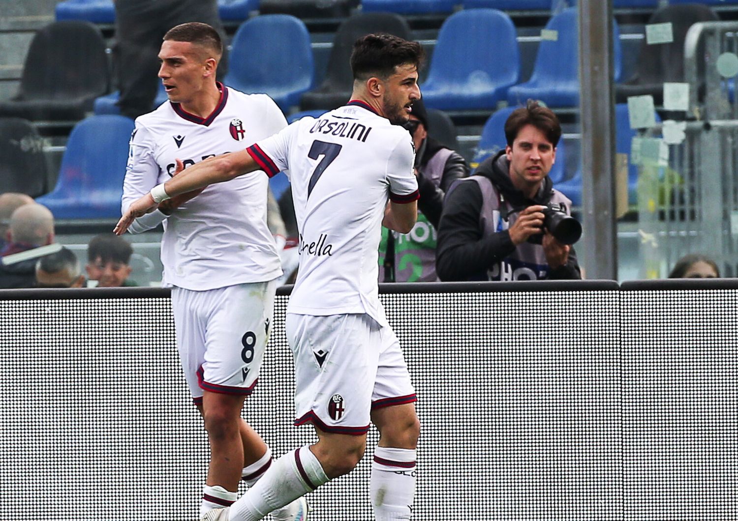 Orsolini esulta dopo un gol con il Bologna