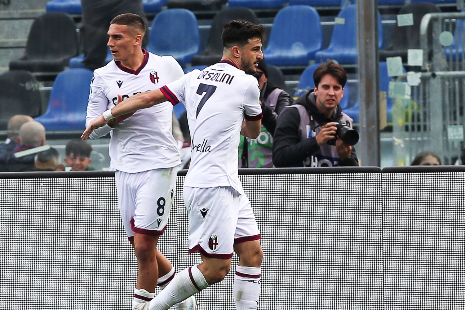 Orsolini esulta dopo un gol con il Bologna