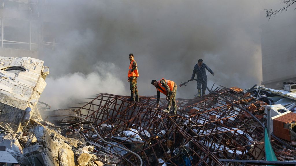 Le macerie del consolato iraniano a Damasco