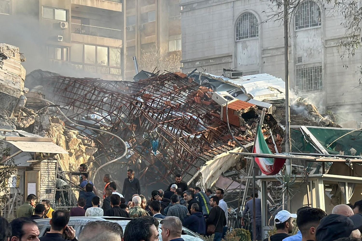 Le macerie del consolato iraniano a Damasco