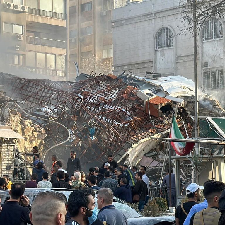 Le macerie del consolato iraniano a Damasco