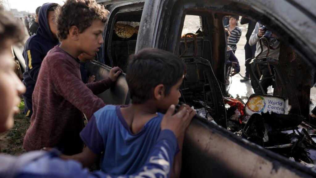 L'auto degli operatori umanitari colpita a Gaza
