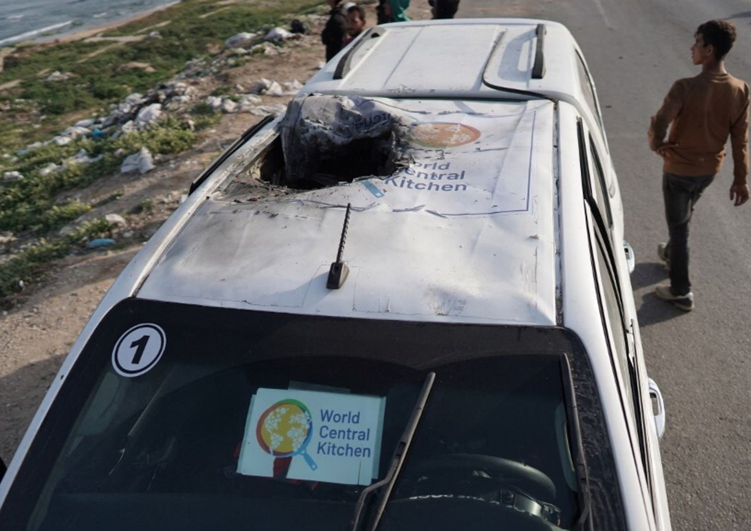L'auto degli operatori umanitari colpita a Gaza