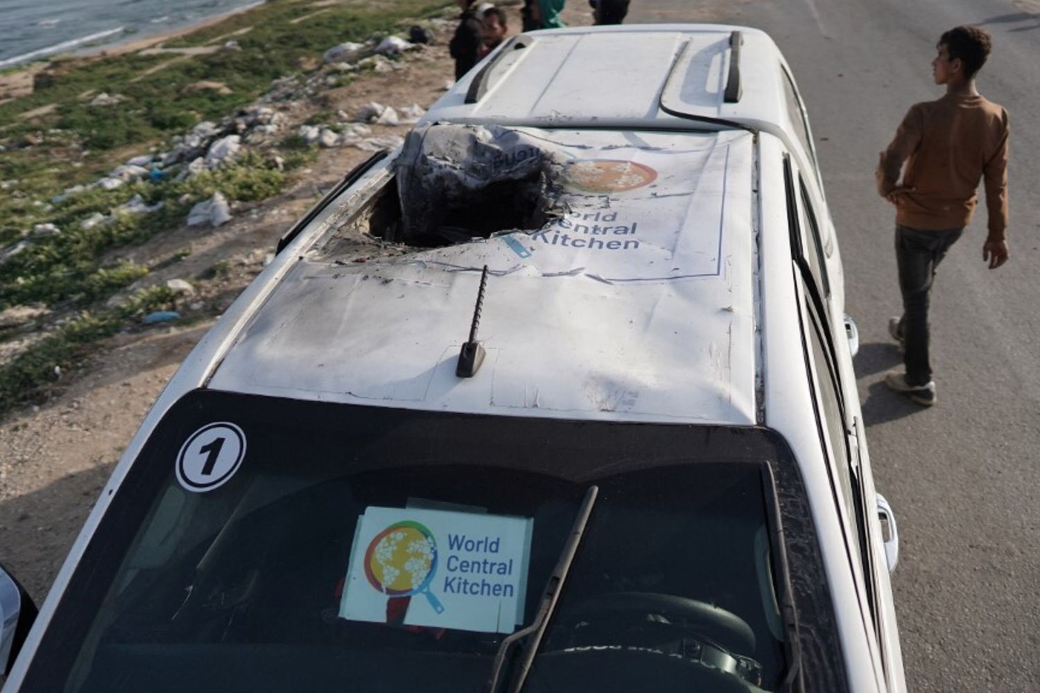 L'auto degli operatori umanitari colpita a Gaza