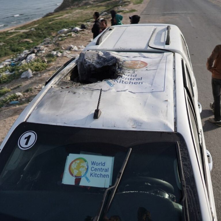 L'auto degli operatori umanitari colpita a Gaza