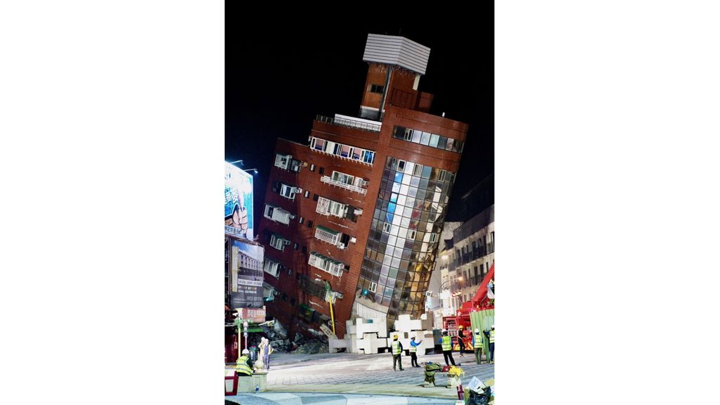 Lo stesso edificio parzialmente crollato che si affaccia su una strada di Hualien