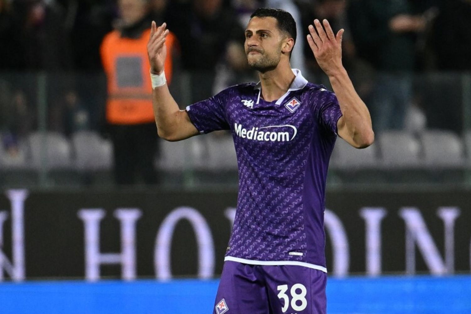 Rolando Mandragora festeggia con i tifosi il gol che deciderà Fiorentina-Atalanta