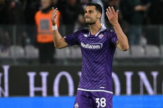 Rolando Mandragora festeggia con i tifosi il gol che deciderà Fiorentina-Atalanta