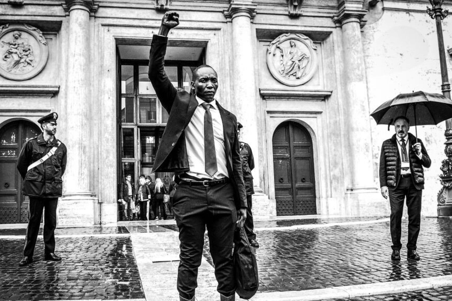 Aboubakar Soumahoro con gli stivali sporchi di fango