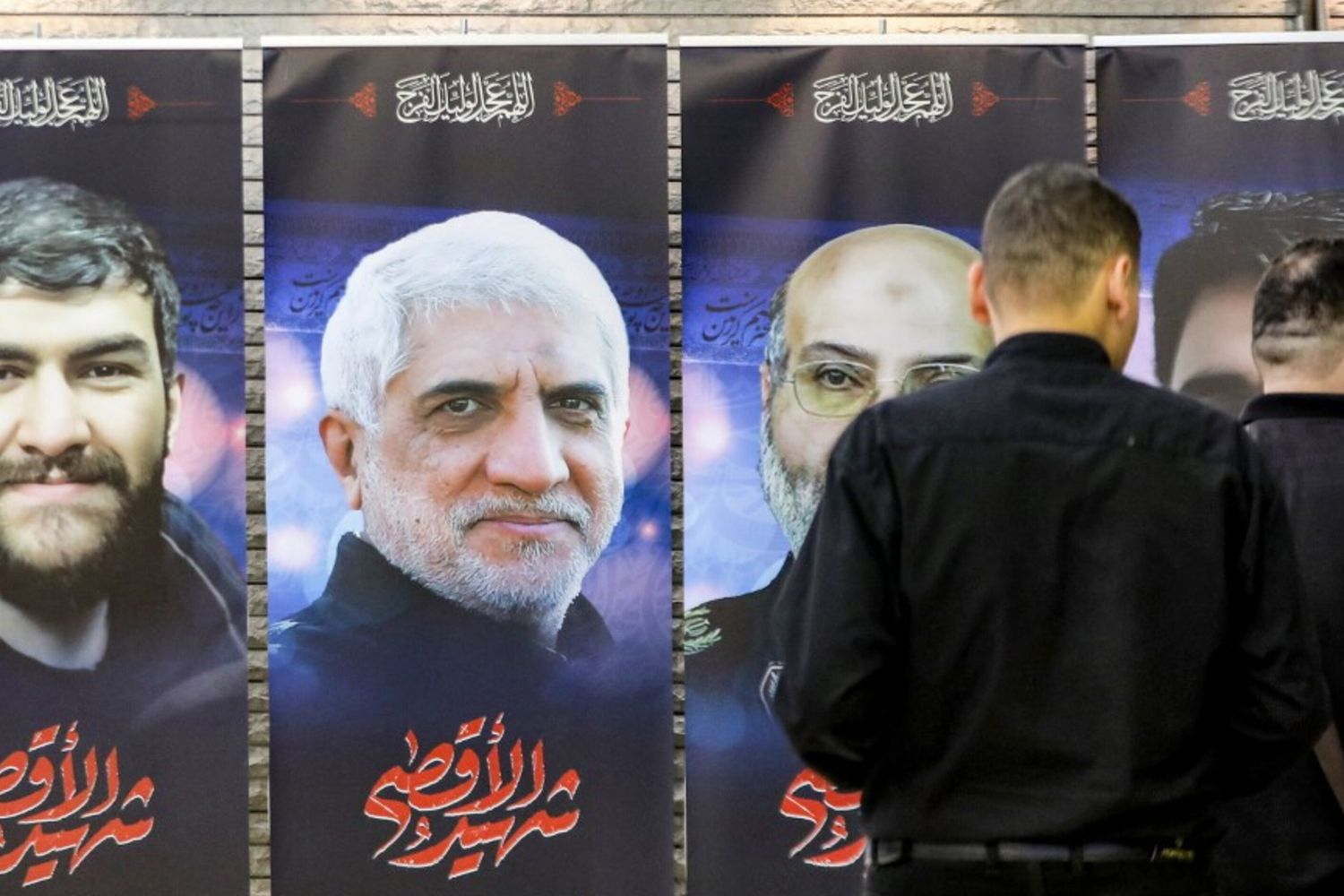 Manifesti raffiguranti le vittime dell'attacco aereo al consolato iraniano a Damasco