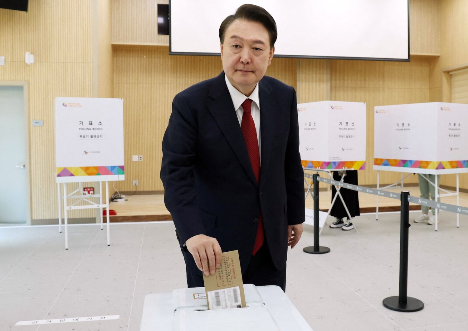 Il presidente sudcoreano Yoon vota