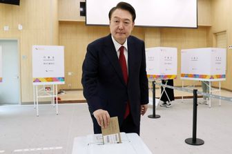 Il presidente sudcoreano Yoon vota