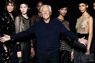Giorgio Armani a fine sfilata in occasione della Fashion Week di Milano del 22 febbraio 2024