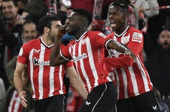 Inaki Williams (al centro) festeggia il gol con il fratello Nico (a destra) nella semifinale di ritorno della Copa del Rey tra l'Atletico di Bilbao e l'Atletico di Madrid il 29 febbraio 2024