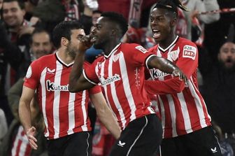 Inaki Williams (al centro) festeggia il gol con il fratello Nico (a destra) nella semifinale di ritorno della Copa del Rey tra l'Atletico di Bilbao e l'Atletico di Madrid il 29 febbraio 2024