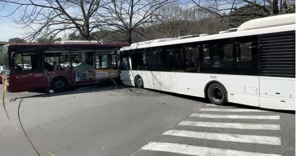 Quatre blessés graves à Rome après une collision de bus