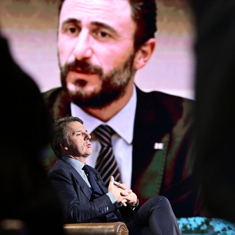 Matteo Renzi, ospite di Avanti Popolo, e sullo sfondo una immagine di Emanuele Pozzolo