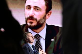 Matteo Renzi, ospite di Avanti Popolo, e sullo sfondo una immagine di Emanuele Pozzolo