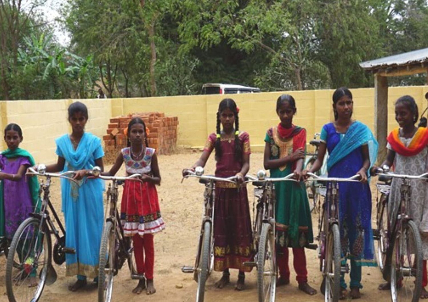 biciclette alle bambine per andare a scuola progetto interlife in india