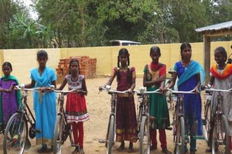 biciclette alle bambine per andare a scuola progetto interlife in india