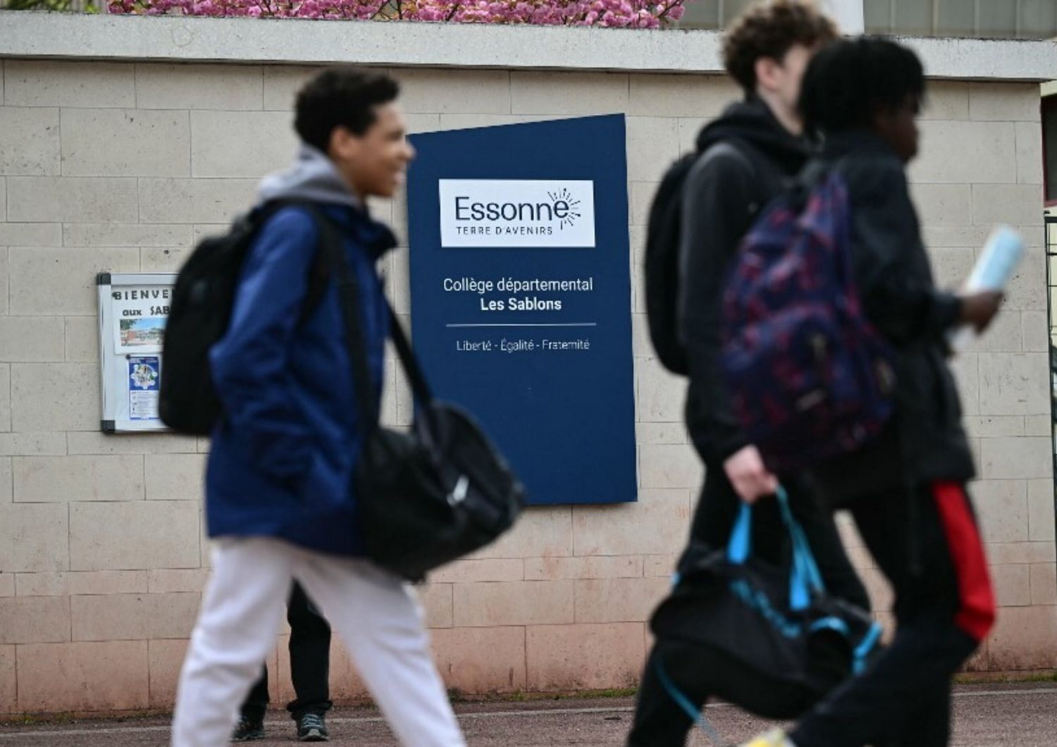 Studenti di scuola media davanti all'ingresso del college Les Sablons di Viry-Chatillon il giorno dopo l'aggressione del 15enne, poi deceduto