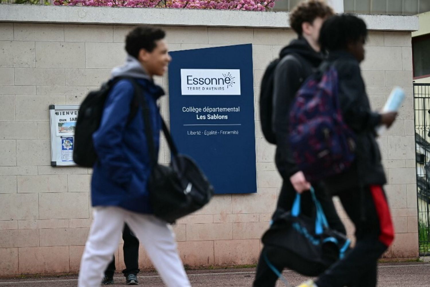 Studenti di scuola media davanti all'ingresso del college Les Sablons di Viry-Chatillon il giorno dopo l'aggressione del 15enne, poi deceduto
