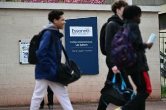 Studenti di scuola media davanti all'ingresso del college Les Sablons di Viry-Chatillon il giorno dopo l'aggressione del 15enne, poi deceduto