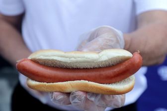 le donne mangiano di piu per colpa della solitudine