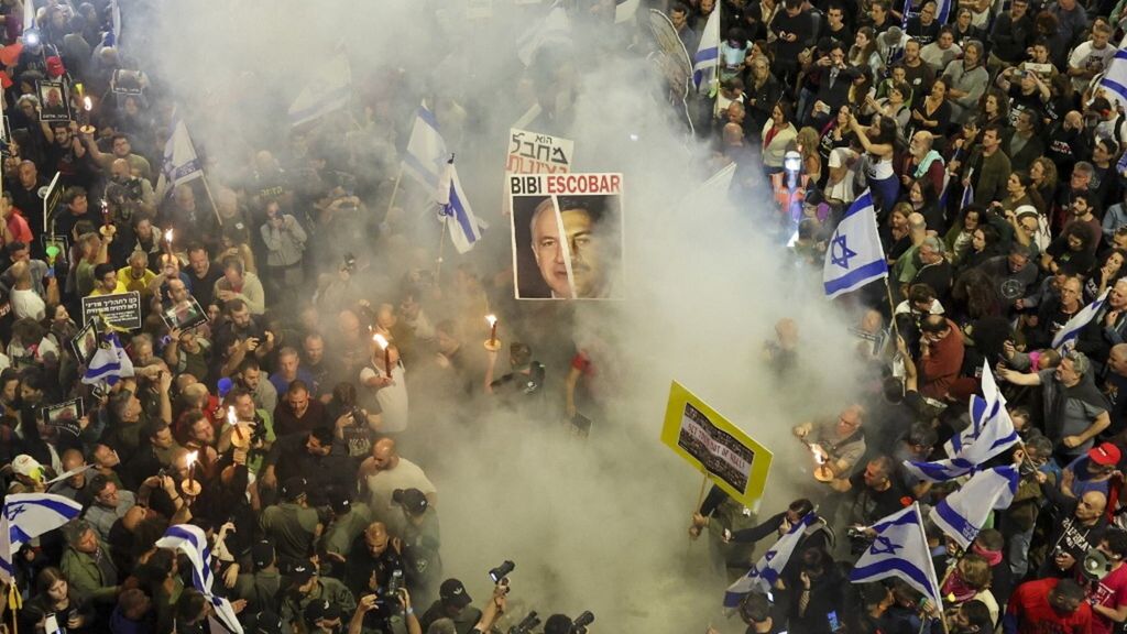 Manifestanti in piazza contro Netanyahu, 6 aprile 2024