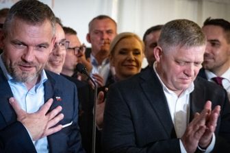 Il nuovo presidente slovacco Peter Pellegrini (a sinistra) e il premier Robert Fico