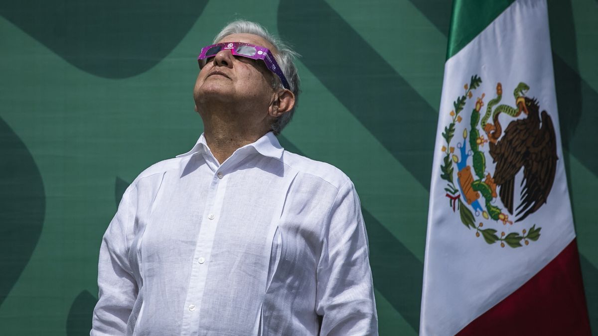 Il presidente del Messico Andres Manuel Lopez Obrador attende l'eclissi