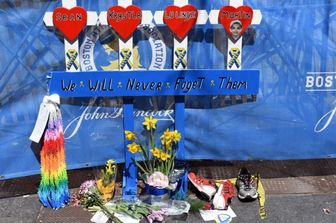 Omaggio alle vittime dell'attentato alla maratona di Boston